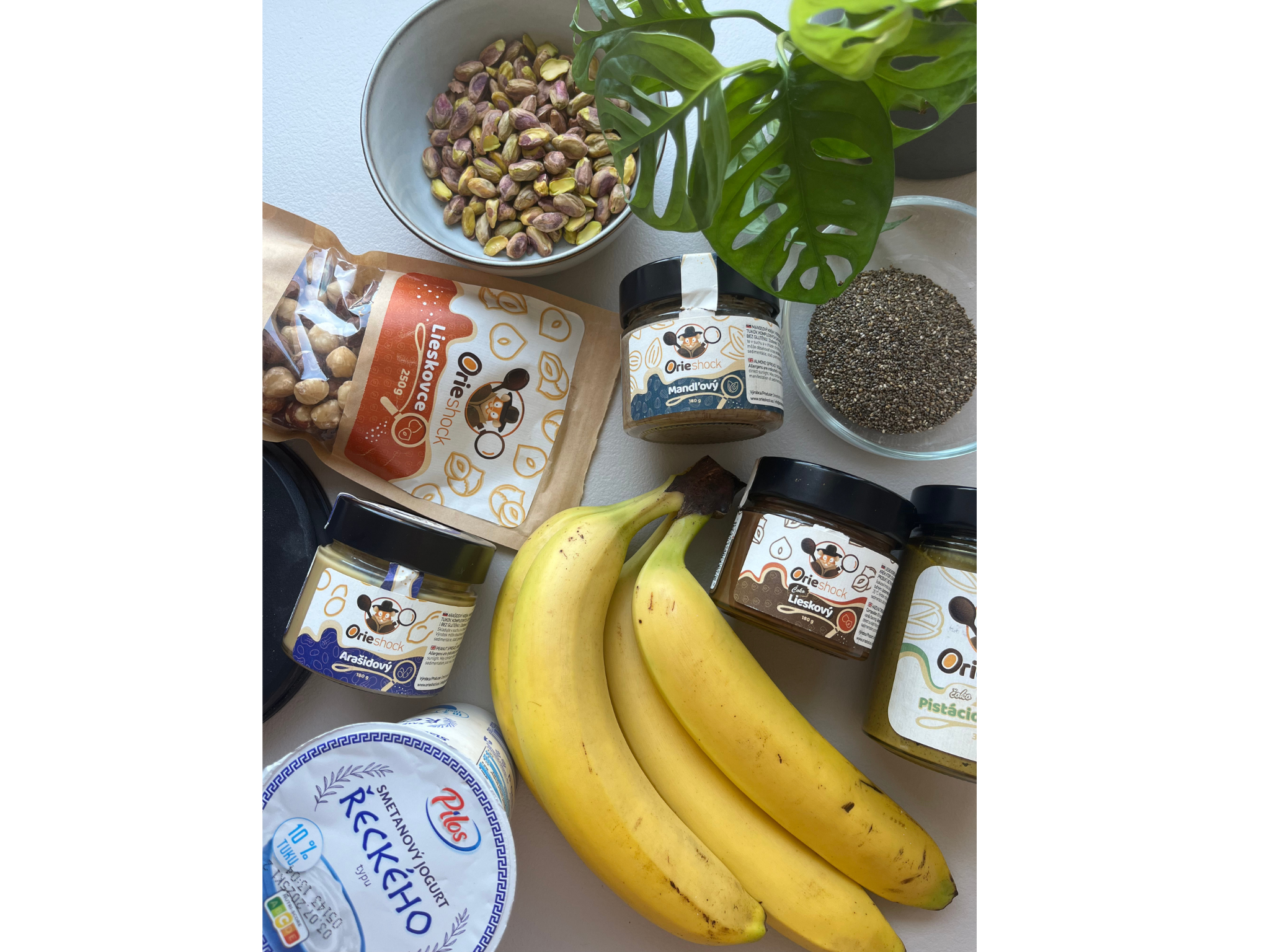 Všetky ingrediencie potrebné pre recept položené na stole.