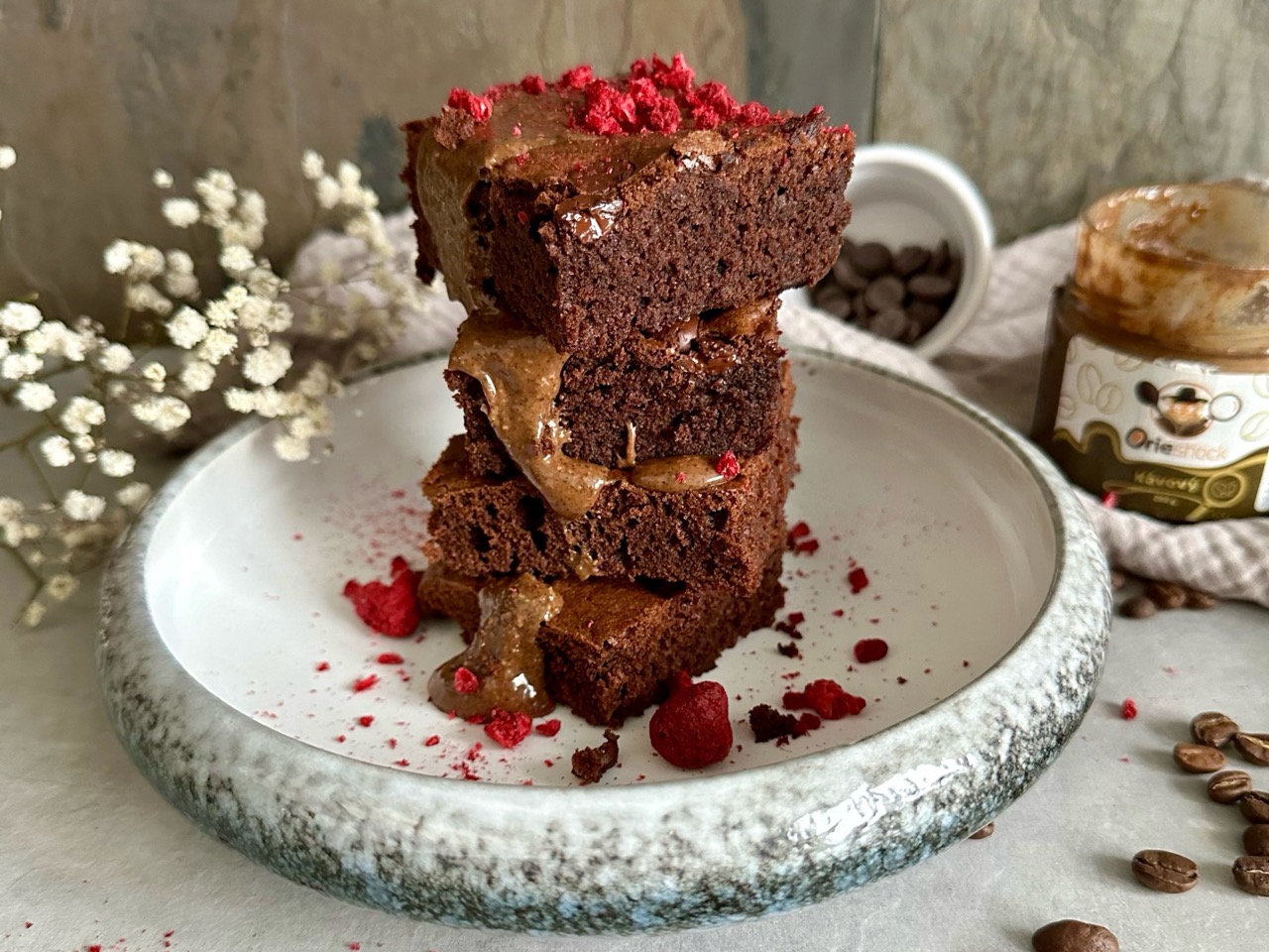 Kávové brownies naservírované na tanieri