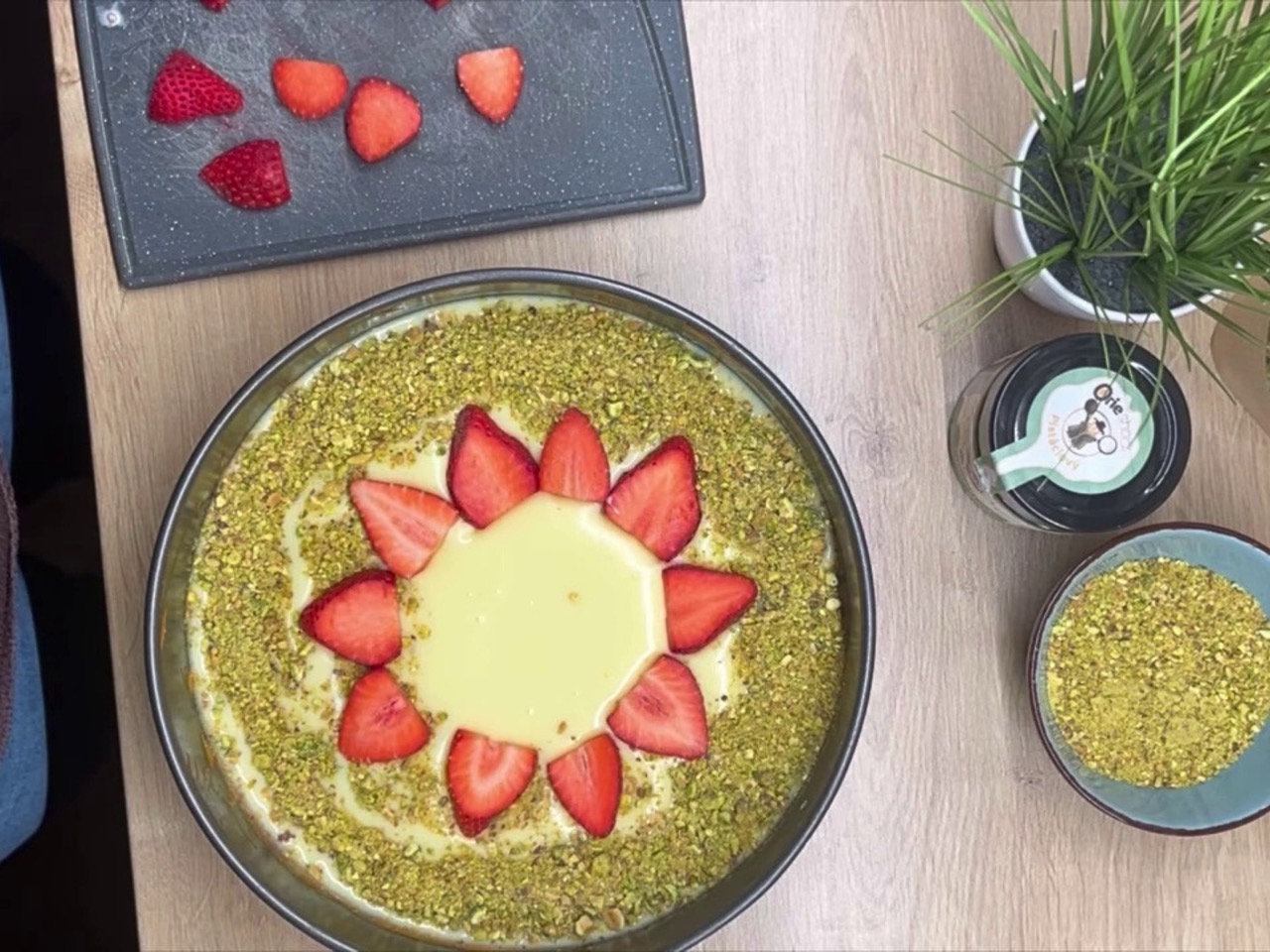 Pistáciový cheesecake s polevou z belgickej čokolády